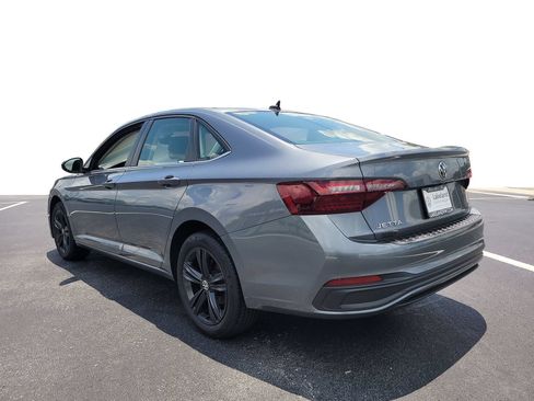 Used 2023 Volkswagen Jetta SE w/ Panoramic Sunroof Package FWD image 4
