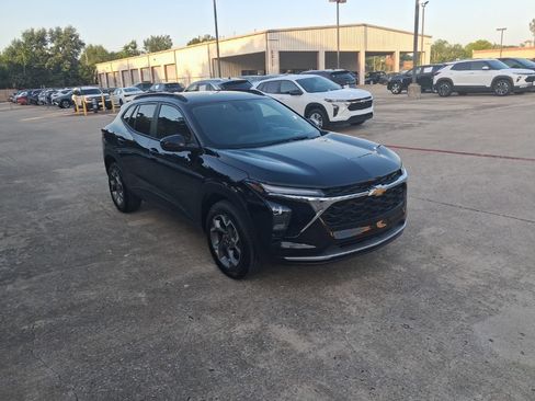 Used 2025 Chevrolet Trax LT w/ LT Convenience Package FWD image 6