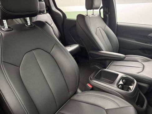 New 2026 Chrysler Voyager LX image 18