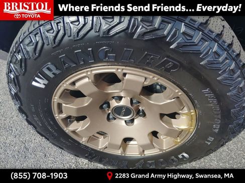 Used 2025 Toyota Tacoma Trailhunter image 13