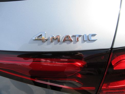 Used 2023 Mercedes-Benz GLC 300 4MATIC image 9
