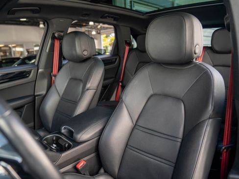 Used 2022 Porsche Cayenne image 10