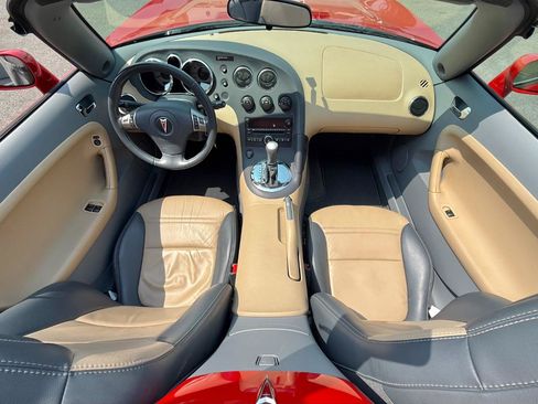 Used 2006 Pontiac Solstice Convertible w/ Premium Package RWD image 9