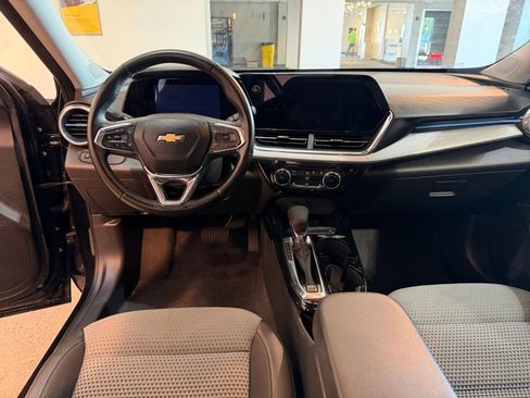 Used 2025 Chevrolet Trax LT w/ LT Convenience Package FWD image 33