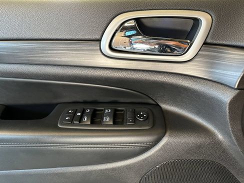 Used 2019 Jeep Grand Cherokee Laredo w/ Security & Convenience Group AWD/4WD image 18