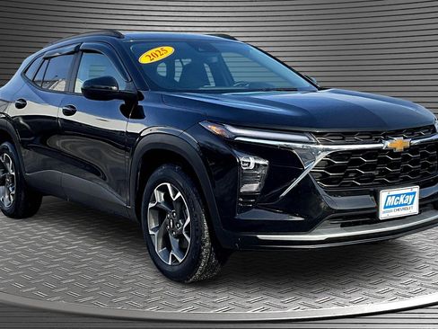 Used 2025 Chevrolet Trax LT w/ Driver Confidence Package image 1