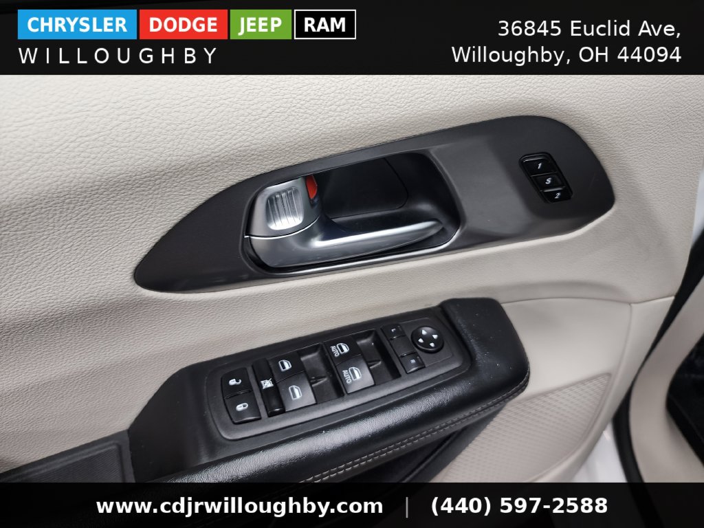 Used 2023 Chrysler Pacifica Touring-L FWD image 12