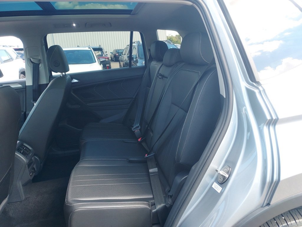 Certified 2023 Volkswagen Tiguan SE w/ Panoramic Sunroof Package AWD/4WD image 31