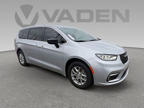 New 2026 Chrysler Pacifica Select image 1