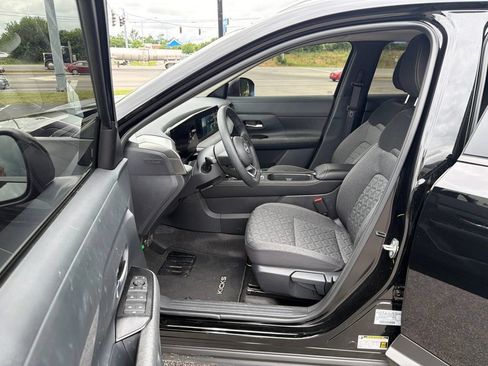 Used 2025 Nissan Kicks SV w/ SV Premium Package AWD/4WD image 6