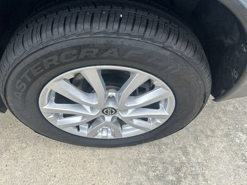 Used 2020 Nissan Rogue SV FWD image 36