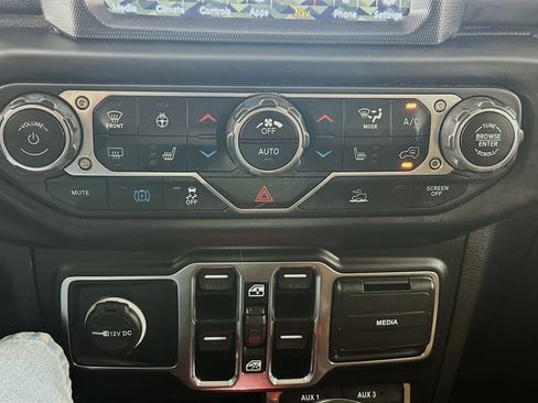 Used 2023 Jeep Wrangler Unlimited Sahara w/ Cold Weather Group AWD/4WD image 23