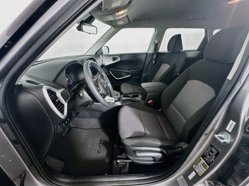 Used 2025 Kia Soul LX w/ LX Technology Package FWD image 13