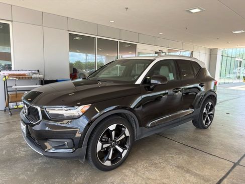 Used 2020 Volvo XC40 T5 Momentum w/ Protection Package Premier AWD/4WD image 1