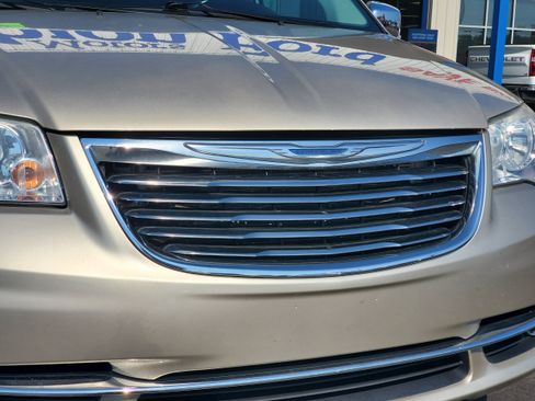 Used 2014 Chrysler Town & Country Touring-L FWD image 7