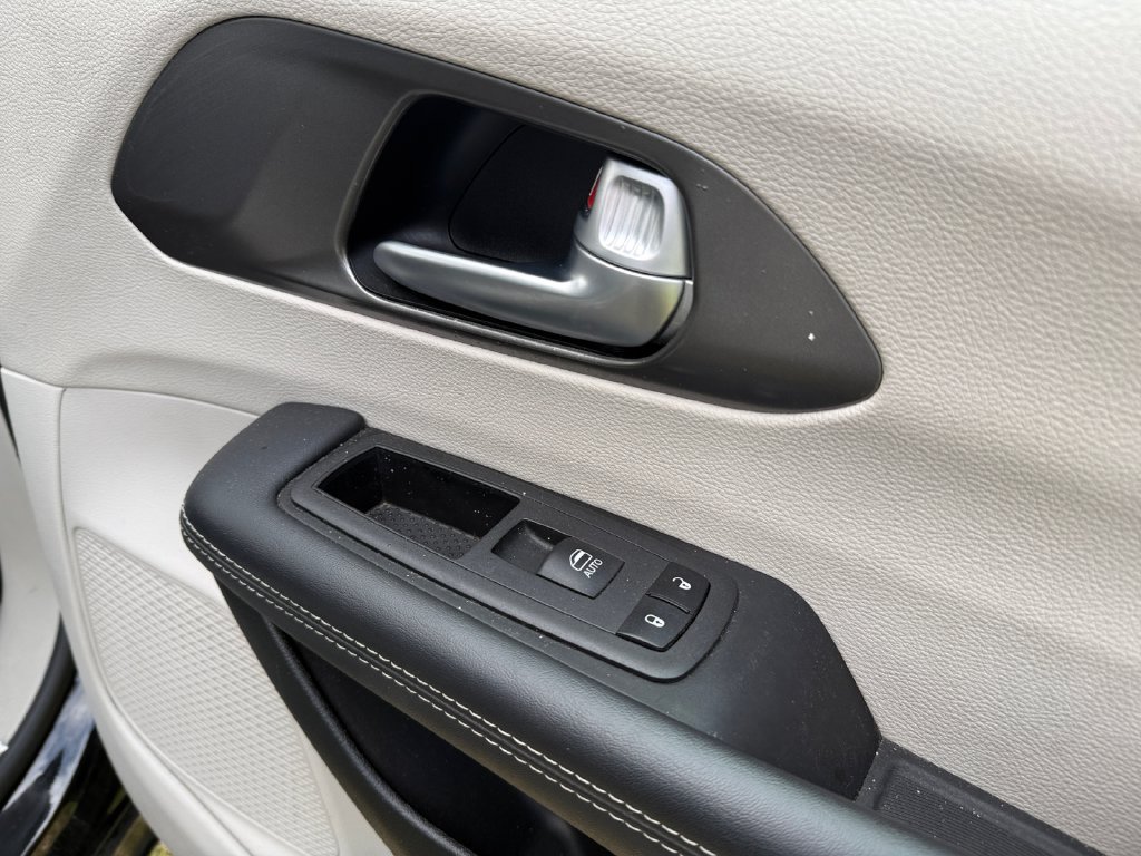 Used 2024 Chrysler Pacifica Limited FWD image 40