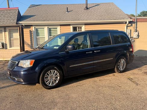 Used 2015 Chrysler Town & Country Touring w/ Driver Convenience Group FWD image 2