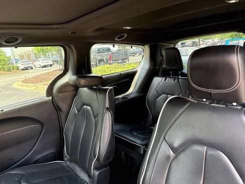Used 2025 Chrysler Pacifica Limited FWD image 10