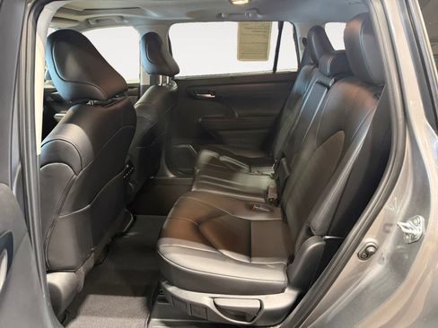 Used 2025 Toyota Highlander XLE image 14
