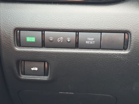 Used 2025 Nissan Sentra SV FWD image 12