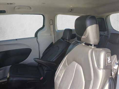 Used 2024 Chrysler Pacifica Touring-L image 18