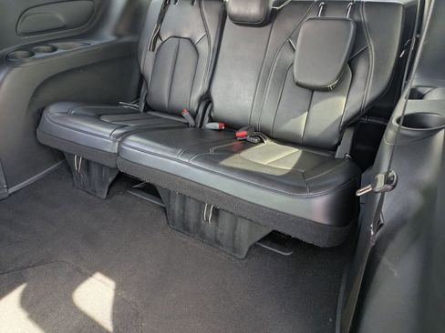 Used 2025 Chrysler Pacifica Select image 25