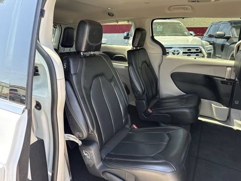 Used 2023 Chrysler Pacifica Touring-L FWD image 28