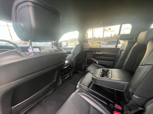 Used 2024 Jeep Wagoneer L Series II image 33