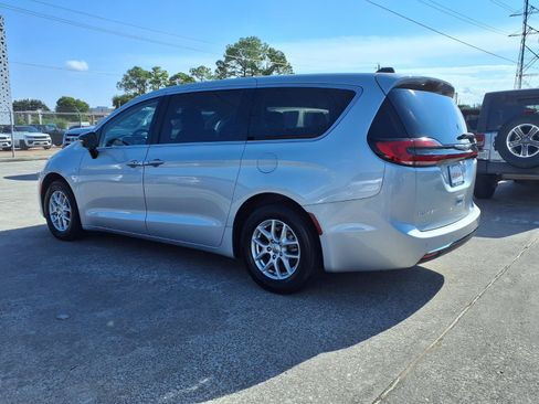 Used 2024 Chrysler Pacifica Touring-L FWD image 3
