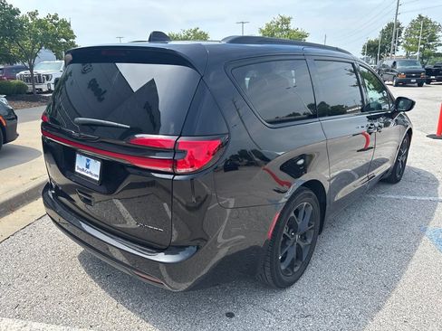 Used 2025 Chrysler Pacifica Limited FWD image 8