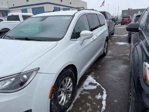 Used 2018 Chrysler Pacifica Touring Plus image 5