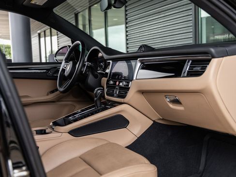 Certified 2024 Porsche Macan AWD/4WD image 43