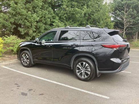 Used 2023 Toyota Highlander XLE image 10