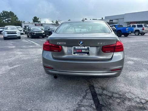 Used 2017 BMW 320i Sedan RWD image 4