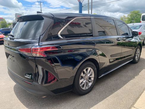 Used 2022 Toyota Sienna XLE AWD/4WD image 7