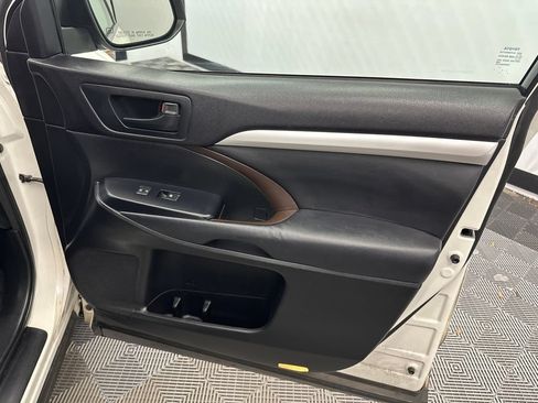 Used 2015 Toyota Highlander Plus FWD image 15