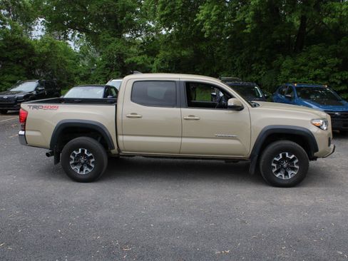 Used 2017 Toyota Tacoma TRD Off-Road w/ Tow Package (A/T) AWD/4WD image 4