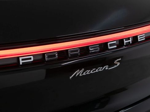 Certified 2023 Porsche Macan S AWD/4WD image 37