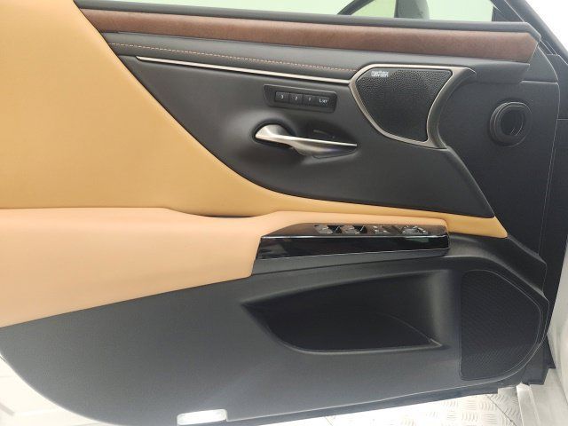 Used 2025 Lexus ES 300h Ultra Luxury FWD image 11