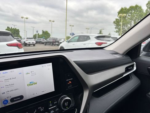 Used 2025 Toyota Highlander LE FWD image 37