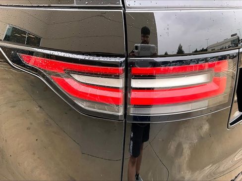 Used 2020 Land Rover Discovery Landmark AWD/4WD image 28