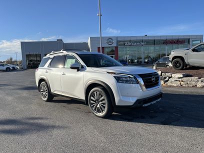 New 2025 Nissan Pathfinder SL w/ SL Premium Package