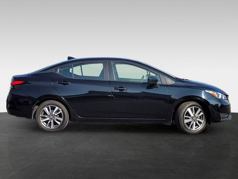 Used 2023 Nissan Versa SV image 3