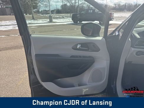 Used 2023 Chrysler Pacifica Touring-L image 16