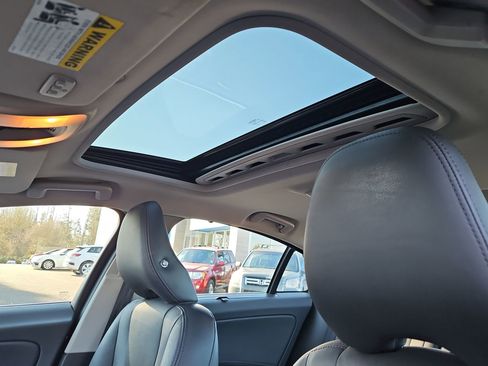 Used 2017 Volvo S60 T5 Inscription image 22