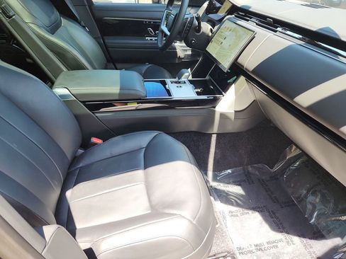 Used 2025 Land Rover Range Rover SE AWD/4WD image 3