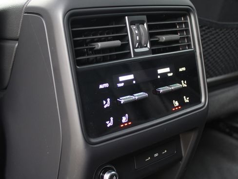 Certified 2025 Porsche Cayenne AWD/4WD image 32