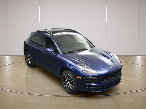 Certified 2025 Porsche Macan AWD/4WD image 39