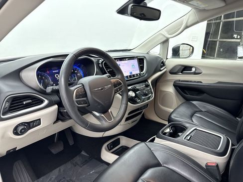 Used 2023 Chrysler Pacifica Touring-L image 12