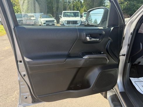Used 2017 Toyota Tacoma TRD Sport w/ Tow Package (A/T) AWD/4WD image 9